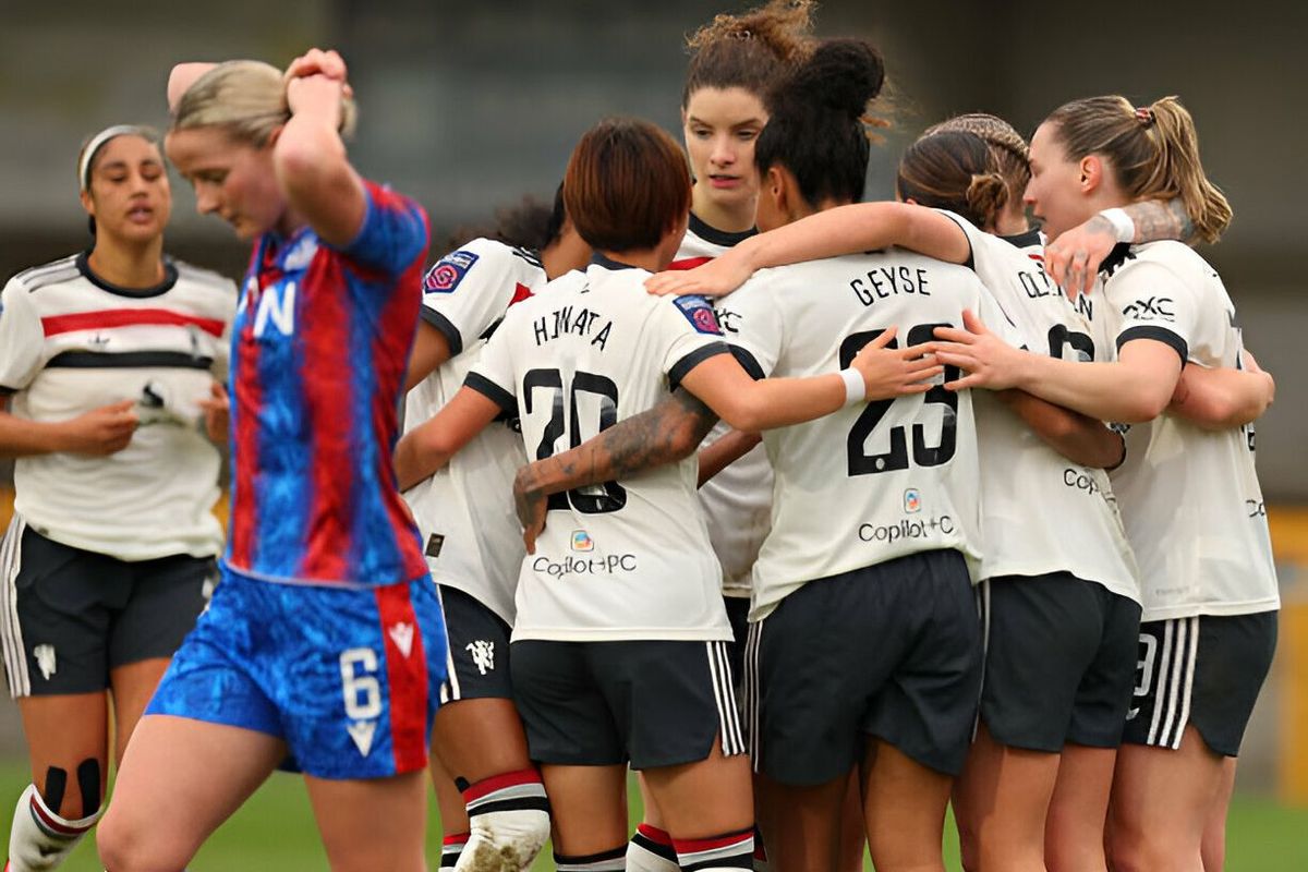 Manchester United players celebrate Manchester United players celebrate after Grace Clinton scored her side's opening goal during the Barclays Women's Super League match between Crystal Palace and Manchester United at VBS Community Stadium on December 15, 2024 in Sutton, England.
