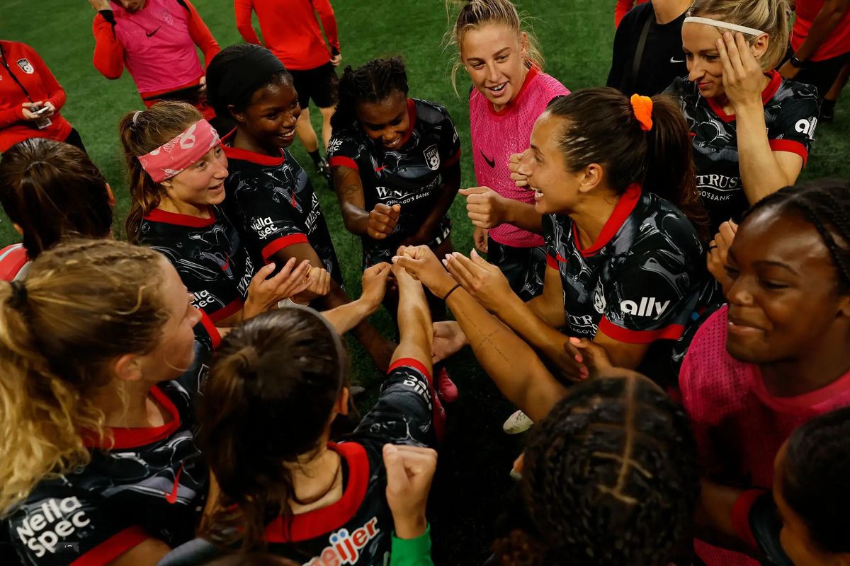 SEATTLE, WASHINGTON - AUGUST 18: Players of Chicago Stars huddle after the NWSL match between Seattle Reign and Chicago Stars at Lumen Field on August 18, 2025 in Seattle, Washington.